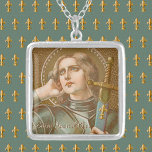 Collier Saint Jean d'Arc (JM 28)<br><div class="desc">Saint Jean d'Arc, la "Maid d'Orléans", est la patronne des femmes qui servent dans l'armée. Dans cette description, on met l'accent sur sa carrière militaire. Le St. Joan est revêtu d'une armure contemporaine du XVe siècle et porte une épée dans un bardeau orné de fleurs de lis. La fleur di...</div>