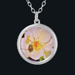 Collier Scarabée japonais sur le rose blanc<br><div class="desc">Belle photo d'un scarabée japonais sur le rose jaune blanc par l'artiste Sandra Marie Closs. Ajoutez votre propre texte, nom ou monogramme pour créer le produit parfait pour n'importe quelle occasion. Réception en plein air l'épousant et nuptiale de partie, sympathie, anniversaire, baby shower, toute célébration ou rendre juste votre jour...</div>