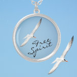 Collier Seagull en vol Blue Sky Free Spirit<br><div class="desc">Inspiré par la liberté des mouettes en vol contre un ciel bleu clair,  ce collier peut inspirer et reconnaître l'esprit libre de la femme qui porte ce magnifique trésor. Toutes les images sont des photos originales d'oiseaux de mer côtiers par JLW_PHOTOGRAPHY</div>