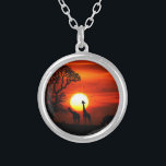 Collier Silhouettes africaines d'animal de coucher du<br><div class="desc">Stupéfiant la composition de retour allumée de photo des girafes et du rhinocéros silhouettée contre le coucher de soleil.</div>