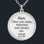 Collier Simple Amour Vous Mère de la pièce Nom personnalis<br><div class="desc">Une belle tenue pour ta mère le jour de ton mariage. Le message : "Maman,  je t'aime aujourd'hui,  demain,  et toujours" - avec une date et un nom mariage personnalisés.</div>
