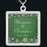 Collier Snowflakes et Damas vert<br><div class="desc">Un design de mariage élégant pour un mariage d'hiver ou un mariage de Noël avec des flocons de neige sur un arrière - plan de couleur verte avec un motif subtil damassé. Customisez le texte pour votre propre journée spéciale. Il s'agit d'un outil de coordination avec la collection Snowflakes et...</div>