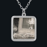 Collier Souvenirs vintages<br><div class="desc">Une photo de ma grand-mère en robe mariage. Mes grands-pères lunettes quand il était garçon sont parmi de nombreuses vieilles photos et souvenirs d'autrefois.</div>