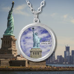 Collier Statue de la Liberté, Ellis Island, New York<br><div class="desc">Statue de la Liberté sur Ellis Island dans le quartier de New York, New York. Conçu par Frédéric Bartholdi et dédié le 28 octobre 1886. La statue, un don aux Etats-Unis du peuple de France, est d'une figure féminine aux robes représentant Libertas, la déesse romaine de la liberté. Cela semble...</div>