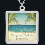 Collier Summer Beach et Palm Trees Mariage Memento<br><div class="desc">Un design mariage sur le thème de la plage pour un mariage d'été avec une image de l'océan et du sable de plage avec des palmiers encadrant la scène. Parfait pour ceux qui planifient un mariage décontracté et informel sur la plage. Le texte est entièrement personnalisable pour vos propres occasions...</div>