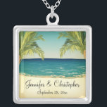 Collier Summer Beach et Palm Trees Mariage Memento<br><div class="desc">Un design mariage sur le thème de la plage pour un mariage d'été avec une image de l'océan et du sable de plage avec des palmiers encadrant la scène. Parfait pour ceux qui planifient un mariage décontracté et informel sur la plage. Le texte est entièrement personnalisable pour vos propres occasions...</div>