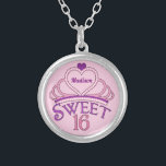 Collier Sweet 16 Anniversaire Personnalisé Rose Princesse<br><div class="desc">Joli collier de sweet sixteen cadeau d'anniversaire à donner comme des faveurs de fête à la fin de votre grand bain d'adolescent. Personnalisez en écrivant votre nom dans un joli script violet à l'intérieur de la tiara rose. Un design 16 assez doux.</div>