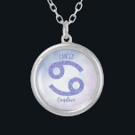Collier Symbole d'astrologie du cancer joli Purple personn<br><div class="desc">Ce joli collier de cancer violet et lavande personnalisé présente votre signe astrologique du Zodiac dans un magnifique éclat comme les constellations. Customisez ce cadeau mignon avec votre nom dans une belle écriture cursive pour quelqu'un qui a un anniversaire fin juin ou début juillet.</div>