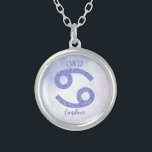 Collier Symbole d'astrologie du cancer joli Purple personn<br><div class="desc">Ce joli collier de cancer violet et lavande personnalisé présente votre signe astrologique du Zodiac dans un magnifique éclat comme les constellations. Customisez ce cadeau mignon avec votre nom dans une belle écriture cursive pour quelqu'un qui a un anniversaire fin juin ou début juillet.</div>