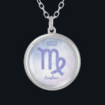 Collier Symbole d'astrologie Virgo personnalisé violet<br><div class="desc">Ce joli collier de violet et de lavande personnalisé présente votre signe astrologique du Zodiac dans un magnifique éclat comme les constellations. Customisez ce cadeau mignon avec votre nom dans une belle écriture cursive pour quelqu'un qui a un anniversaire fin août ou début septembre.</div>