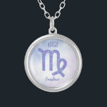Collier Symbole d'astrologie Virgo personnalisé violet<br><div class="desc">Ce joli collier de violet et de lavande personnalisé présente votre signe astrologique du Zodiac dans un magnifique éclat comme les constellations. Customisez ce cadeau mignon avec votre nom dans une belle écriture cursive pour quelqu'un qui a un anniversaire fin août ou début septembre.</div>