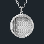 Collier Symbole Keffiyeh de la Palestine Motif de résistan<br><div class="desc">Si l'on remonte aux années 1960 et à l'émergence du mouvement de résistance palestinienne, l'homme politique palestinien de premier plan, Yasser Arafat, a renforcé ce sens derrière le keffiyeh. Le keffiyeh est devenu la marque de commerce personnelle d’Arafat en le drapant sur son épaule droite pour ressembler à la carte...</div>