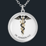 Collier Symbole Médicale personnalisé Caduceus - Or<br><div class="desc">Collier Médicale Symbole Caduceus personnalisé prêt à vous personnaliser. Remarque : Toutes les zones de modèle n'ont pas besoin d'être modifiées. 📌 Si vous avez besoin d'une personnalisation plus poussée, cliquez sur le bouton "Cliquez pour Customiser plus loin" ou "Customiser ou modifier la conception" et utilisez notre outil de conception...</div>