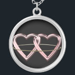 Collier Symbole païen de mariage<br><div class="desc">Deux coeurs roses entourés par un anneau d'or, l'amour de symbolisation rose de couleur, romance, harmonie d'honneur et amitié. Le cercle liant les deux coeurs ensemble. T-shirts et cadeaux païens de symbole de mariage.</div>