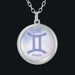 Collier Sympathique Gemini Astrologie Signe Personnalisé V<br><div class="desc">Ce joli collier de Gemini violet et lavande présente votre signe astrologique du Zodiac dans un beau éclat comme les constellations. Customisez ce joli cadeau de symbole astrologique avec votre nom en écriture cursive pour quelqu'un qui a un anniversaire fin mai ou début juin.</div>