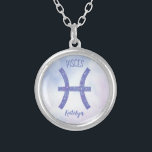 Collier Sympathique Pisces Astrologie Signe Personnalisé V<br><div class="desc">Ce joli collier de Pisces violet et lavande présente votre signe astrologique du Zodiac dans un beau éclat comme les constellations. Customisez ce cadeau mignon avec votre nom en écriture cursive pour quelqu'un qui a un anniversaire fin février ou début mars.</div>