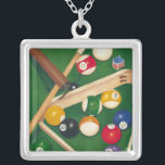 Collier Table de billard Lifelike avec boules et craie<br><div class="desc">Faites-les monter avec ce tableau spectaculaire d'une table de billard de Jennifer Goldberger. Les boules ont l'air neuves, le feutre a l'air immaculé, et la craie a déjà été appliquée aux bâtons de repère. Accrochez-le à la maison ou offrez-le à un ami ou à un proche qui aime jouer au...</div>