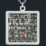 Collier Tableau alphabétique de Norman Wyatt<br><div class="desc">Si vous aimez passer des examens de vision,  ce tableau est pour vous ! La lettre de l'alphabet anglais s'impose l'une sur l'autre,  les obscurcissant presque dans ce tableau de Norman Wyatt. La lettre Y se distingue grâce à sa coloration rose.</div>