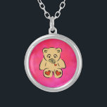 Collier Teddy Bear<br><div class="desc">Image adorable de l'ours en peluche. Cet ours mignon et adorable a des coeurs sur la plante de ses pieds ainsi que sur sa poitrine où se trouverait son véritable coeur. Ses yeux sont un peu tristes. Awwww. L'Arrière - plan est une aquarelle rose tourbillonnante.</div>