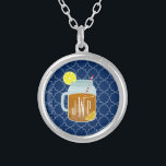 Collier Thé doux décoré d'un monogramme de pot de maçon -<br><div class="desc">Un cadeau comportant une illustration d'un pot de maçon de cales douces de thé et de citron.  Personnalisez avec votre monogramme.  L'arrière - plan est motif de quatrefoil de bleu marine.</div>