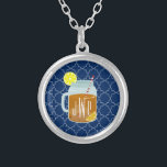 Collier Thé doux décoré d'un monogramme de pot de maçon -<br><div class="desc">Un cadeau comportant une illustration d'un pot de maçon de cales douces de thé et de citron.  Personnalisez avec votre monogramme.  L'arrière - plan est motif de quatrefoil de bleu marine.</div>