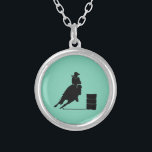 Collier Thème Rodéo Cowgirl Barrel Racine Silhouette<br><div class="desc">Silhouette d'une cowgirl sportive course en baril avec son cheval. Illustration passionnante d'action rodéo. L'Arrière - plan est de couleur vert menthe. Idéal pour les amateurs de rodéo et de chevaux.</div>