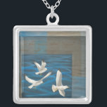 Collier Trois mouettes blanches volent au-dessus de l'eau<br><div class="desc">Faut-il s'en aller ? Faites-le en choisissant ce tableau de l'artiste Tara Friel représentant trois mouettes volant au-dessus de l'eau. La vue des vagues de l'océan et les couleurs vives rendent ce design très réaliste.</div>