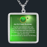Collier Une Vielle Bénédiction Irlandaise<br><div class="desc">Joyau celtique élégant, unique en or avec une pierre émeraude et entrée shamrock avec une ancienne prière irlandaise à l'intérieur pour la Saint Paddy's Day (, St. Patty ). Pierres 3D vibrantes et design très précis, modélisation et rendu 3D par Bulgan Lumini (c).Partie de la série Hyper Talismans. .Un design...</div>
