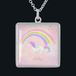 Collier Unicorn avec parties scintillant magique e<br><div class="desc">Collier Unicorn avec rose magique,  parties scintillant or et couleurs arc-en-ciel ! Texte en or avec une licorne arc-en-ciel contre un arrière - plan rose pastel doux. Un cadeau parfait pour l'amant de licorne dans votre vie. Changez la couleur de l'arrière - plan si vous le souhaitez !</div>