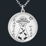 Collier Vaches dans un vaisseau spatial OVNI<br><div class="desc">Une drôle d'illustration de vaches qui pilotent un ovni. Ce vaisseau spatial secourt des vaches des fermes sur Terre. Une drôle de théorie de la conspiration. L'illustration est en noir et blanc.</div>