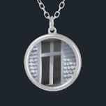 Collier vieille église blanche dans les montagnes<br><div class="desc">vieille église blanche dans les montagnes</div>