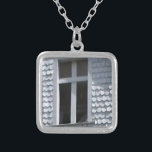 Collier vieille église blanche dans les montagnes<br><div class="desc">vieille église blanche dans les montagnes</div>