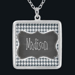 Collier Vintage Chalkboard look Charcoal Color Houndstooth<br><div class="desc">Vous aimerez ce design vintage, élégant et mignon avec le design motif de Charcoal Color Houndstooth! Nous vous avons invitation à notre magasin, Fête des mariées Shop, pour voir ce design de tableau noir rétro cool sur beaucoup plus de grands produits personnalisables, y compris les boutons poupées girly Bride, Timbres...</div>