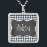 Collier Vintage Chalkboard look Charcoal Color Houndstooth<br><div class="desc">Vous aimerez ce design vintage, élégant et mignon avec le design motif de Charcoal Color Houndstooth! Nous vous avons invitation à notre magasin, Fête des mariées Shop, pour voir ce design de tableau noir rétro cool sur beaucoup plus de grands produits personnalisables, y compris les boutons poupées girly Bride, Timbres...</div>