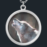 Collier Wolf Howling Loup solitaire<br><div class="desc">Loup hurlant,  si vous aimez les loups ou êtes un loup solitaire,  ceci est pour vous. Ramenez ce loup sauvage chez vous et vivez dans la nature.</div>