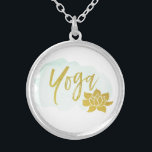 Collier Yoga de mot d'or de *~* avec de l'or Lotus<br><div class="desc">Si vous vous trouvez attirés à ce collier puissant, faites- confiancelui. Aucun besoin de comprendre "pourquoi". L'image est typographie du mot "yoga" fait dans une police moderne avec un lotus d'or. Il y a une tache légère d'aquarelle de turquoise derrière le yoga des textes et le lotus d'or. Espérez que...</div>