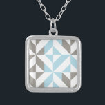 Collier ZigZag géométrique bleu et argent<br><div class="desc">Un motif à cubes abstrait et géométrique tendance en gris bleu et argenté.</div>