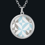 Collier ZigZag géométrique bleu et argent<br><div class="desc">Un motif à cubes abstrait et géométrique tendance en gris bleu et argenté.</div>
