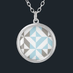 Collier ZigZag géométrique bleu et argent<br><div class="desc">Un motif à cubes abstrait et géométrique tendance en gris bleu et argenté.</div>