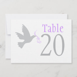Colombe grise avec des numéros de table de mariage