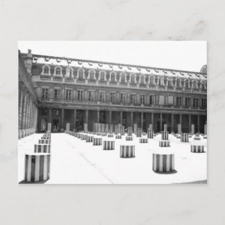 Colonnes dans la cour - Carte postale