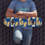 Coloré Burger Hotdog Motif Nom Skateboard<br><div class="desc">Skateboard avec Burger Design Motif avec Hotdogs Changer pour n'importe quel Arrière - plan de couleur</div>