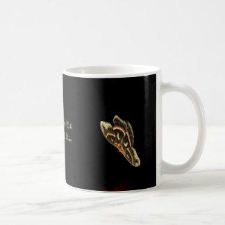 Comme une mite dans une tasse de cadeau de flamme