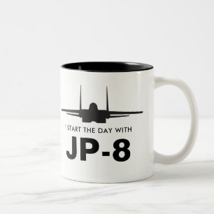 Commencez le jour avec la tasse puissante de JP-8