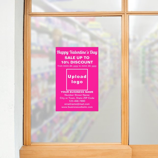 Commerce Valentine Vente sur papier photo rose (Business Valentine sale on pink photo paper on store window. Signage to attract more customers.)