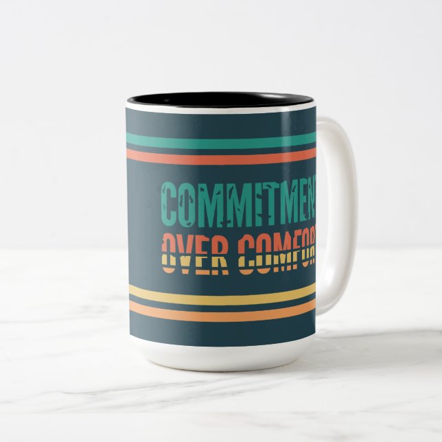 Commitment Over Comfort Retro Motivation Mug (Devant droit)