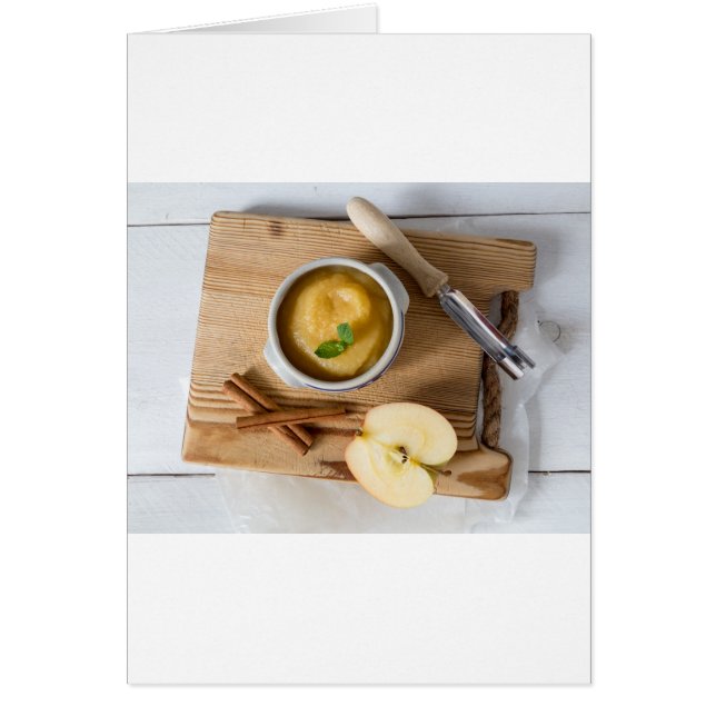Compote de pommes à la cannelle dans un bol en grè (Devant)
