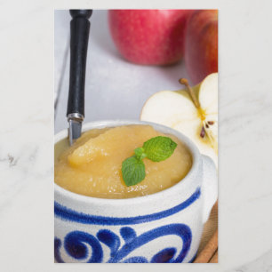 Compote de pommes à la cannelle dans un bol en grè