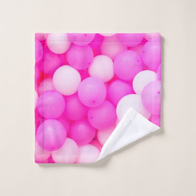 Conception de fond festive avec des ballons roses. (Gant de toilette)