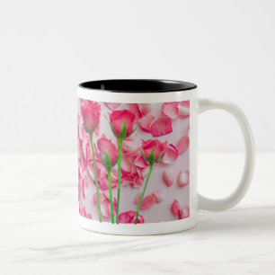 Conception de mug floral à pétales de rose rose él